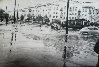 Потоп на перекрестке ул.Клюквина и пр-та Ленина